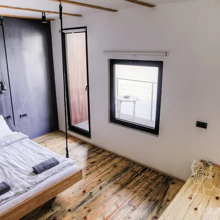 Alojamento de Acomodação e Pequeno-almoço Arkabarka 2- Floating Dream And 4*