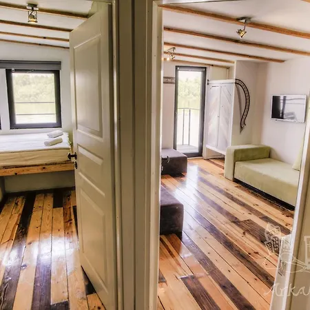 Alojamento de Acomodação e Pequeno-almoço Arkabarka 2- Floating Dream And 4*